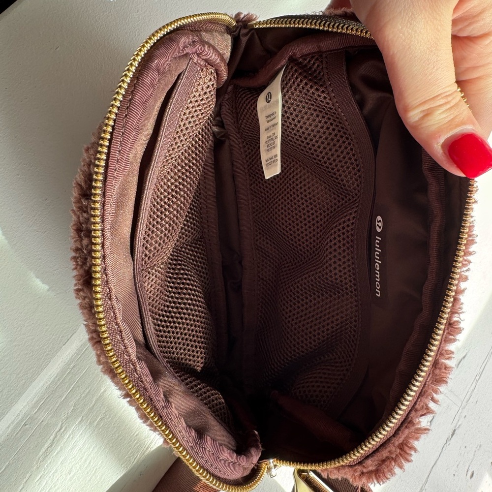 Lululemon Sherpa belt bag - Picture 2 of 3